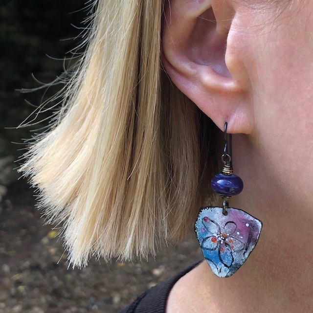 Boucles d'oreilles composées de pendentifs artisanaux en cuivre émaillé et de perles lampwork. Crochets d'oreilles en niobium. Pièces uniques.