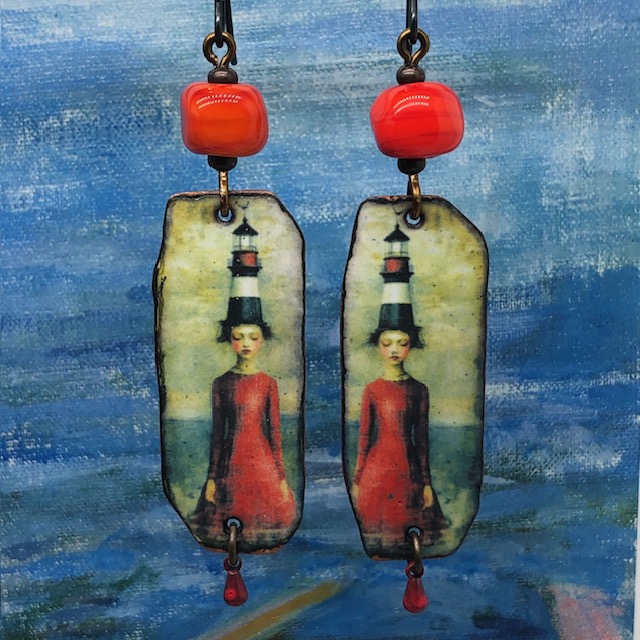 Longues boucles d’oreilles surréalistes composées de pendentifs en cuivre émaillé avec le portrait d'une femme portant un phare sur la tête. Bijoux uniques.
