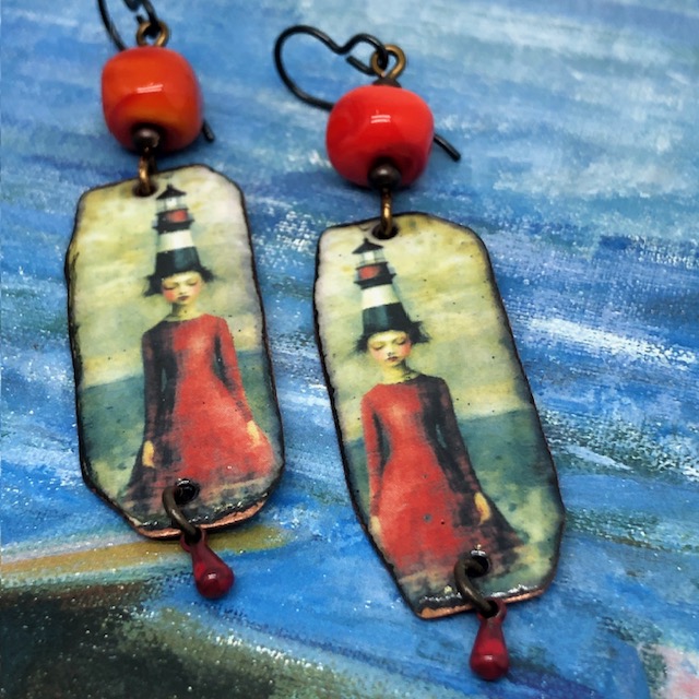 Longues boucles d’oreilles surréalistes composées de pendentifs en cuivre émaillé avec le portrait d'une femme portant un phare sur la tête. Bijoux uniques.
