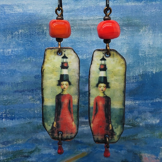 Longues boucles d’oreilles surréalistes composées de pendentifs en cuivre émaillé avec le portrait d'une femme portant un phare sur la tête. Bijoux uniques.