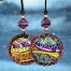 Boucles d'oreilles vintage composées de pendentifs artisanaux ronds multicolore en cuivre émaillé, de perles en verre tchèque lilas.