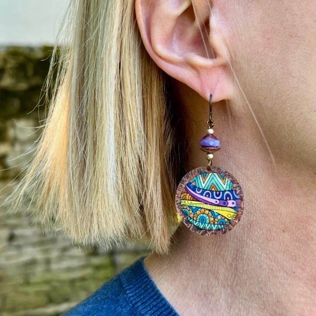 Boucles d'oreilles vintage composées de pendentifs artisanaux en cuivre émaillé, de perles en verre tchèque lilas. Pièces uniques.