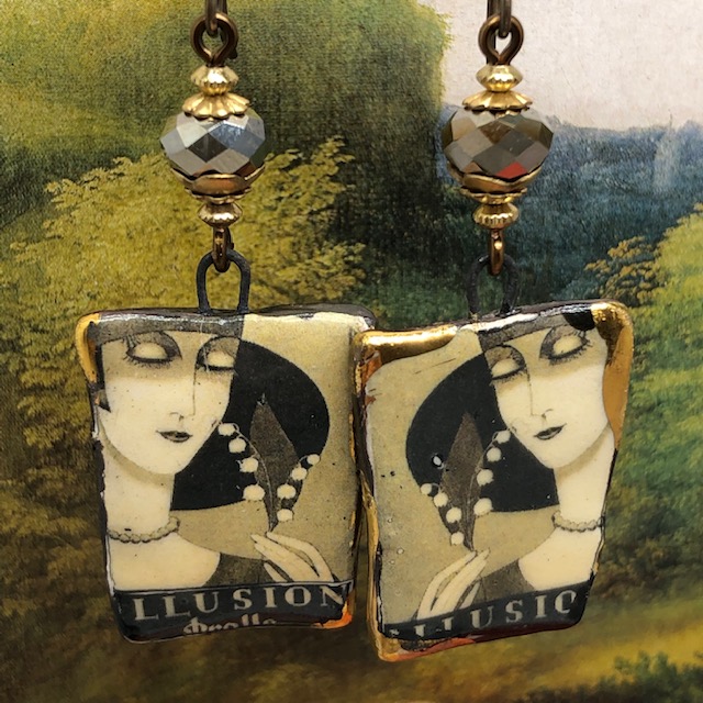 Boucles d'oreilles Art nouveau composées de pendentifs artisanaux en céramique représentant une femme avec un brin de muguet. Pièces uniques.