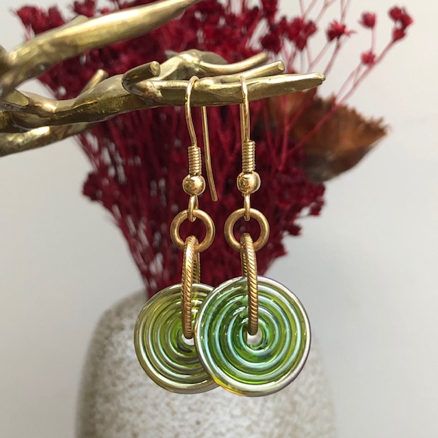 Boucles d'oreilles composées de magnifiques perles lampwork et de jolis anneaux dorés. Crochets d'oreilles en métal.