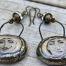 pendentifs artisanaux en céramique et résine à de jolies perles en laiton ornées de strass. C