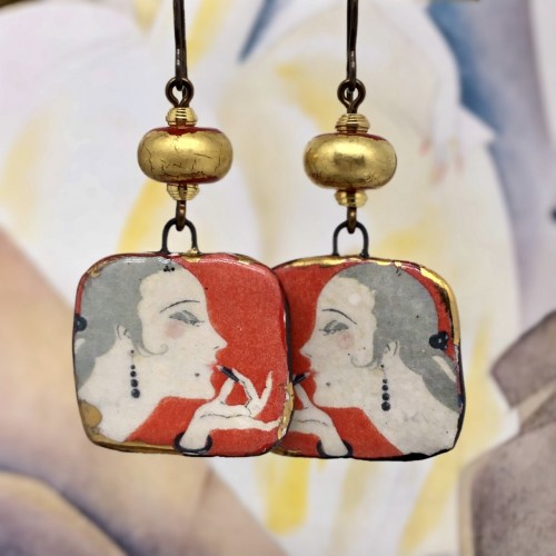 Boucles d'oreilles portrait de femme au rouge à lèvres composées de pendentifs en céramique et de perles lampwork..