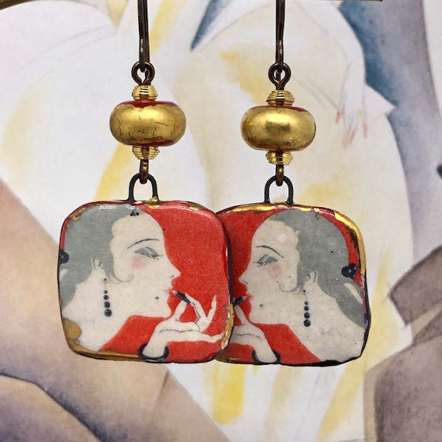 Boucles d'oreilles portrait de femme au rouge à lèvres composées de pendentifs en céramique et de perles lampwork.