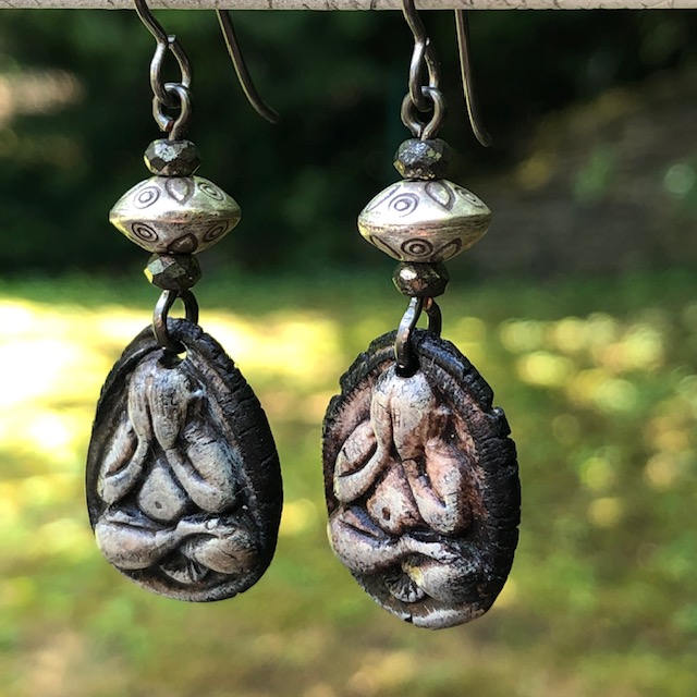 Petites boucles d'oreilles composées de pendentifs en céramique représentant un des trois Bouddhas de la sagesse, celui qui se couvre les yeux.