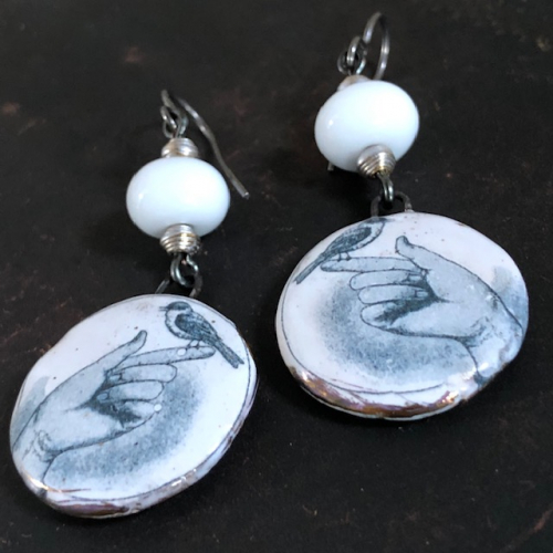 Ces boucles d'oreilles poétiques sont composées de superbes pendentifs artisanaux en céramique et de jolies perles artisanales en verre filé au chalumeau.