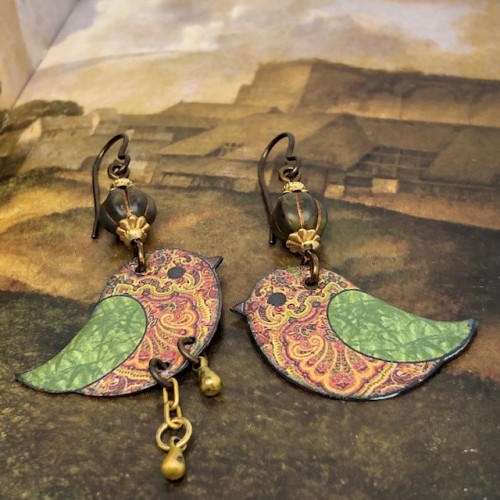 Boucles d'oreilles bohème en forme d'oiseau composées de pendentifs en cuivre émaillé couleur bois et kaki. Pièces uniques.