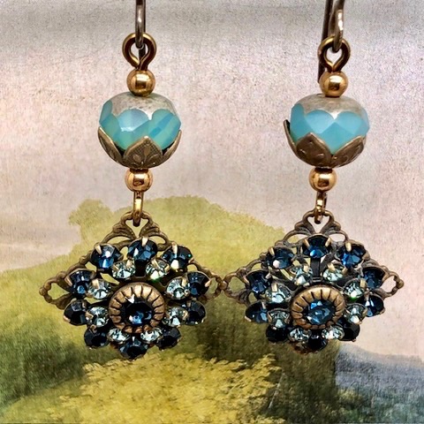 Boucles d'oreilles vintage composées de pendentifs en laiton incrusté de strass en cristal Swarovski bleu nuit et bleu ciel. Bijoux uniques de créateur.