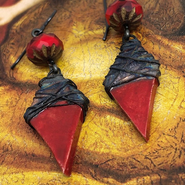 Boucles d'oreilles rouges et noires composées de pendentifs en céramique en forme de losanges et de perles en verre tchèque rouge et or. Pièces uniques.
