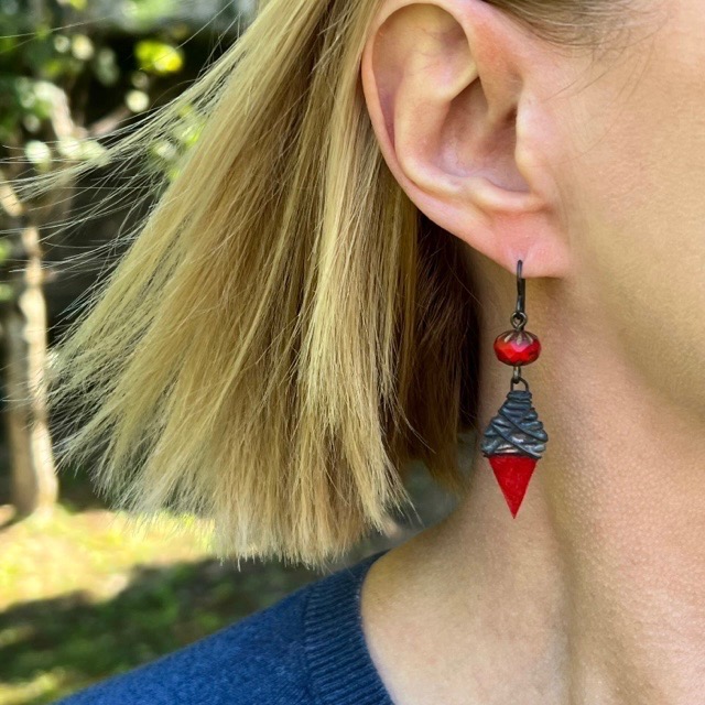 Boucles d'oreilles rouges et noires composées de pendentifs en céramique en forme de losanges et de perles en verre tchèque rouge et or. Pièces uniques.