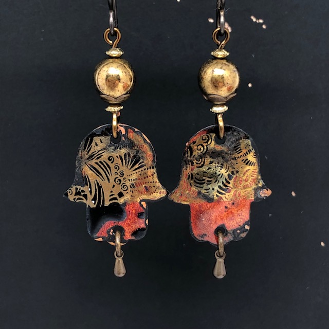 Boucles d'oreilles main de Fatma composées de pendentifs en cuivre émaillé et de perles bronze en verre tchèque.