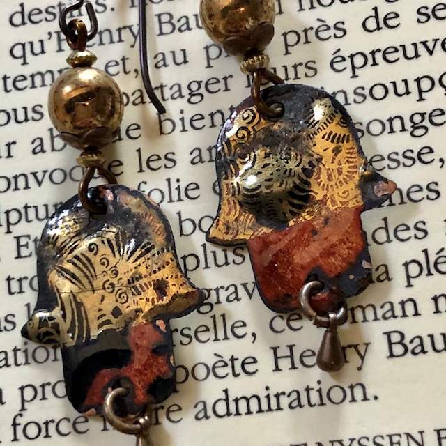 Boucles d'oreilles main de Fatma composées de pendentifs en cuivre émaillé et de perles bronze en verre tchèque.