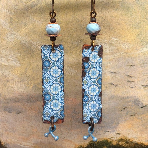 Longues boucles d'oreilles vintage mandala bleu ciel composées de pendentifs en cuivre émaillé et de perles en apatite bleue. Bijoux uniques de créateur.
