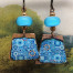 Boucles d’oreilles bohèmes composées de pendentifs en cuivre émaillé avec un mandala bleu. Boucles d'oreilles uniques de créateur.