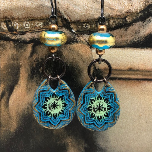 Petites boucles d’oreilles bohèmes composées de pendentifs en argile polymère avec un mandala bleu turquoise et vert anis. Bijoux uniques de créateur.