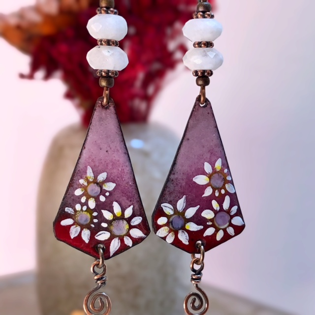 Boucles d'oreilles composées de pendentifs artisanaux en cuivre émaillé et de perles en pierre de lune. Crochets d'oreilles en niobium. Pièces uniques.