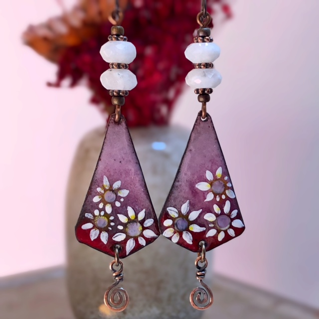 Boucles d'oreilles composées de pendentifs artisanaux en cuivre émaillé et de perles en pierre de lune. Crochets d'oreilles en niobium. Pièces uniques.