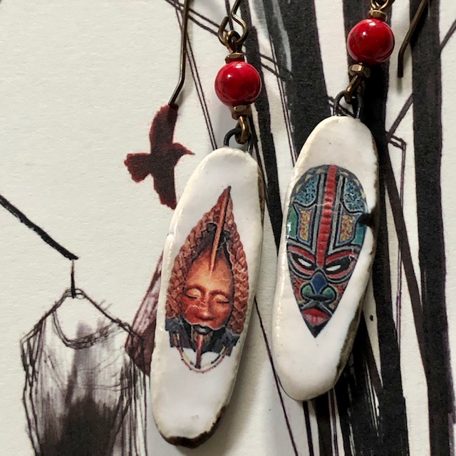 Boucles d'oreilles asymétriques composées de pendentifs artisanaux en céramique et de perles en jade rouge. Crochets d'oreilles en laiton. Pièces uniques.