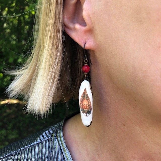 Boucles d'oreilles asymétriques composées de pendentifs artisanaux en céramique et de perles en jade rouge. Crochets d'oreilles en laiton. Pièces uniques.