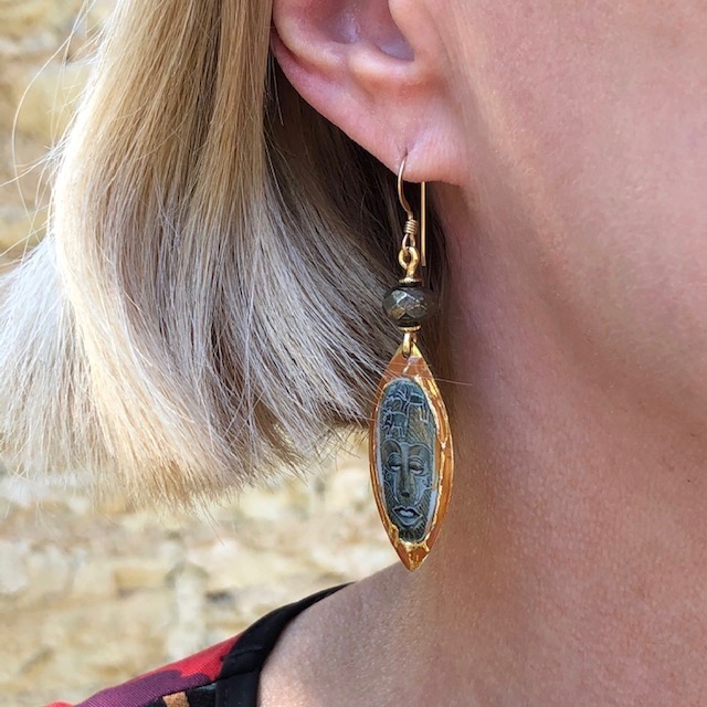 Boucles d'oreilles composées de breloques artisanales en laiton émaillé et de perles facettées en pyrite. Crochets d'oreilles en vermeil. pièces uniques.