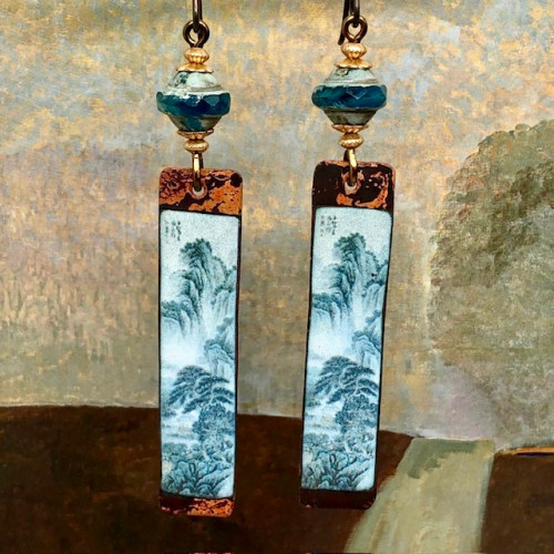 Longues boucles d’oreilles bleu turquoise composées de pendentifs en cuivre émaillé qui représentent une montagne japonaise. Bijoux uniques de créateur.