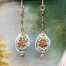 Petites boucles d'oreilles asymétriques composées de pendentifs en porcelaine avec un motif abstrait. Bijoux bohèmes de créateur.