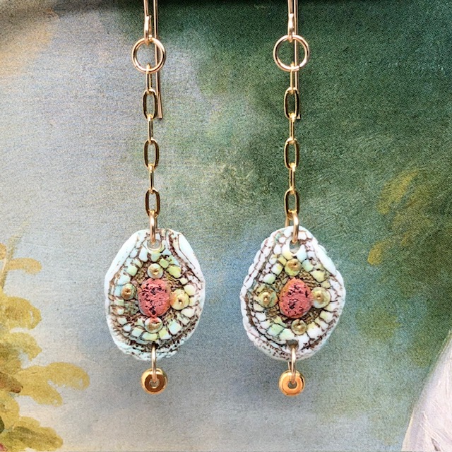 Petites boucles d'oreilles asymétriques composées de pendentifs en porcelaine avec un motif abstrait. Bijoux bohèmes de créateur.