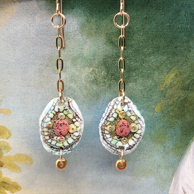 Petites boucles d'oreilles asymétriques composées de pendentifs en porcelaine avec un motif abstrait. Bijoux bohèmes de créateur.