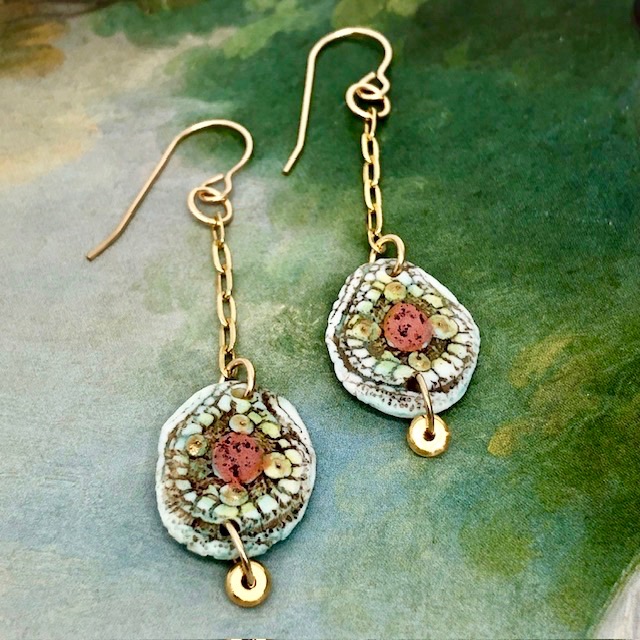 Petites boucles d'oreilles asymétriques composées de pendentifs en porcelaine avec un motif abstrait. Bijoux bohèmes de créateur.