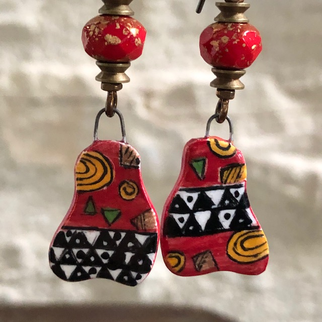 Boucles d'oreilles composées de pendentifs peints à la main en porcelaine émaillée et de perles en verre tchèque. Pièces uniques.