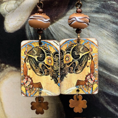 Boucles d’oreilles composées de pendentifs en cuivre qui reprennent la lithographie de Mucha intitulée La primevère. Bijoux uniques de créateur.