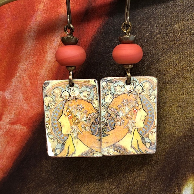 Boucles d'oreilles portrait de femme composées de pendentifs en cuivre qui reprennent une oeuvre de Mucha, intitulée Zodiac. Pièces uniques.