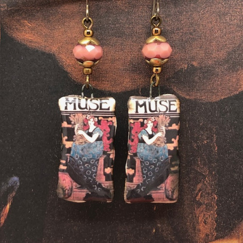 Boucles d'oreilles bohèmes composées de pendentifs en céramique représentant une lithographie d'Alfons Mucha. Bijoux uniques.