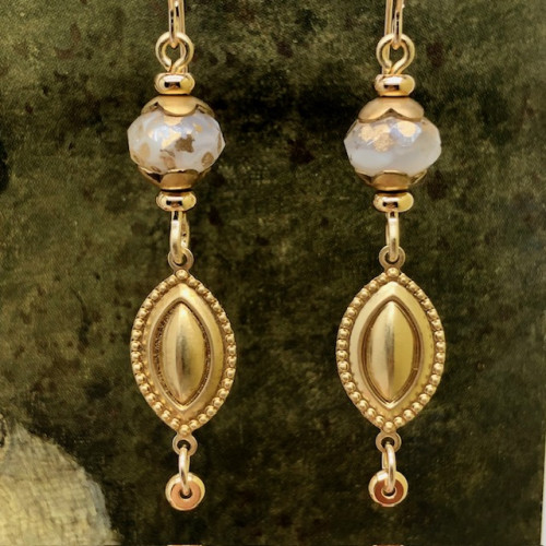 Boucles d’oreilles glamour composées de pendentifs en laiton doré en forme de navette et de perles en verre tchèque blanc et or.