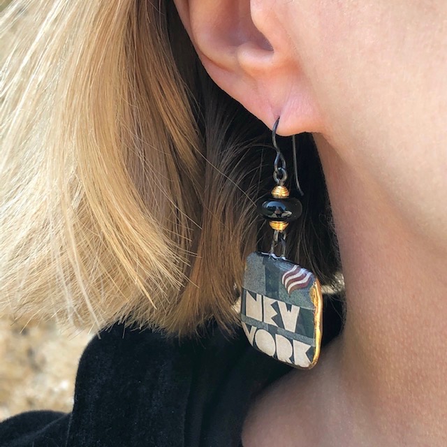 Boucles d'oreilles composées de pendentifs artisanaux en céramique et de perles lampwork. Crochets d'oreilles en laiton. Pièces uniques.