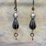 Boucles d'oreilles pendantes vintage composées de perles en verre de Bohême noir et or, argent oxydé. Bijoux bohèmes de créateur.