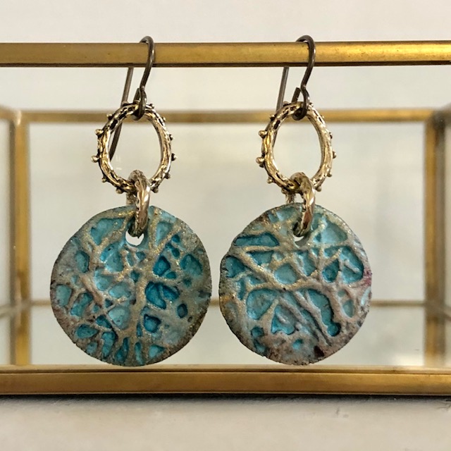 Boucles d'oreilles composées de pendentifs artisanaux en céramique et d'anneaux en bronze. Crochets d'oreilles en niobium. Pièces uniques.