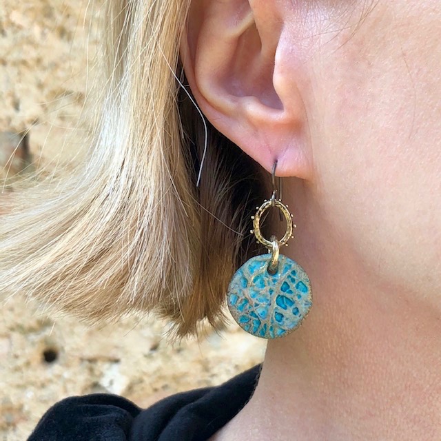 Boucles d'oreilles composées de pendentifs artisanaux en céramique et d'anneaux en bronze. Crochets d'oreilles en niobium. Pièces uniques.