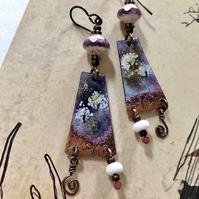 Boucles d'oreilles composées de pendentifs artisanaux en cuivre émaillé, de perles en verre tchèque. Crochets d'oreilles en niobium. Pièces uniques.