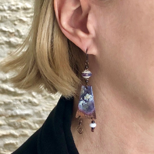 Boucles d'oreilles composées de pendentifs artisanaux en cuivre émaillé, de perles en verre tchèque. Crochets d'oreilles en niobium. Pièces uniques.