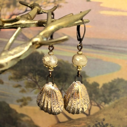 Boucles d'oreilles bohème composées de pendentifs artisanaux en céramique en forme de coquillage et de perles en verre tchèque couleur or.