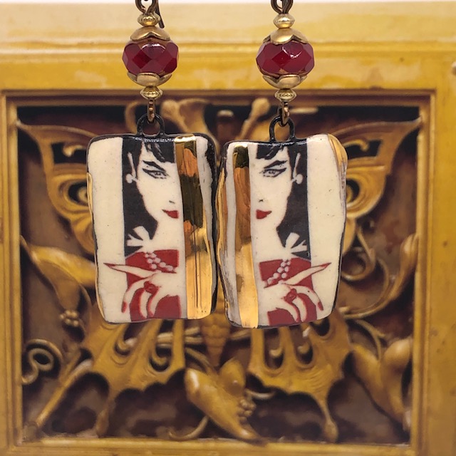 Boucles d'oreilles bohème chic portrait de femme composées de pendentifs artisanaux rouge et or en céramique. Pièces uniques.
