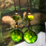 Boucles d'oreilles composées de pendentifs artisanaux en céramique et de perles en verre tchèque. Crochets d'oreilles en laiton.