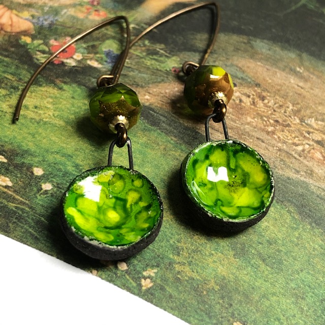 Boucles d'oreilles composées de pendentifs artisanaux en céramique et de perles en verre tchèque. Crochets d'oreilles en laiton.