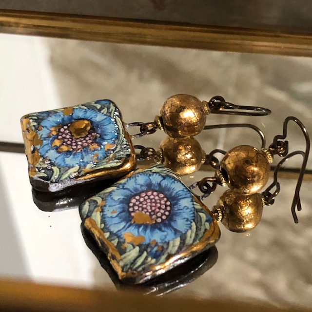 Boucles d'oreilles composées de perles et de pendentifs artisanaux en céramique. Crochets d'oreilles en laiton. Pièces uniques.