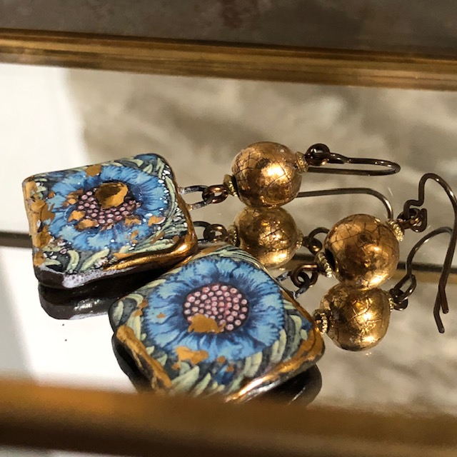 Boucles d'oreilles composées de perles et de pendentifs artisanaux en céramique. Crochets d'oreilles en laiton. Pièces uniques.