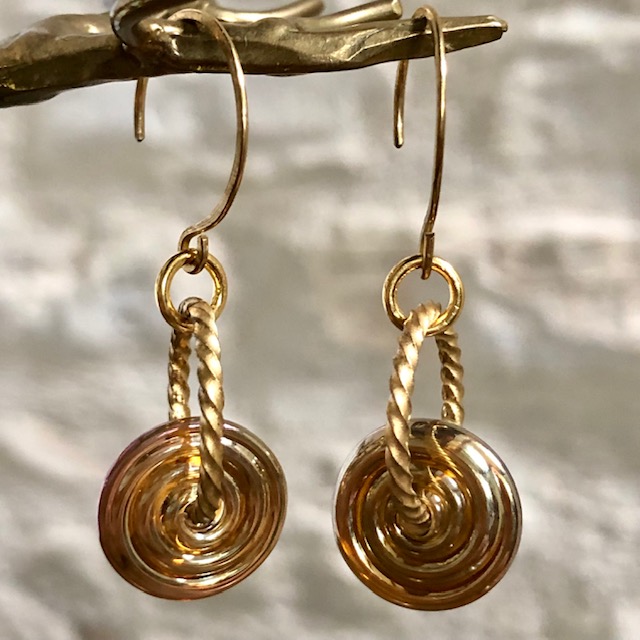 Boucles d'oreilles composées de superbes perles lampwork et de jolis anneaux en métal doré. Crochets d'oreilles en métal.
